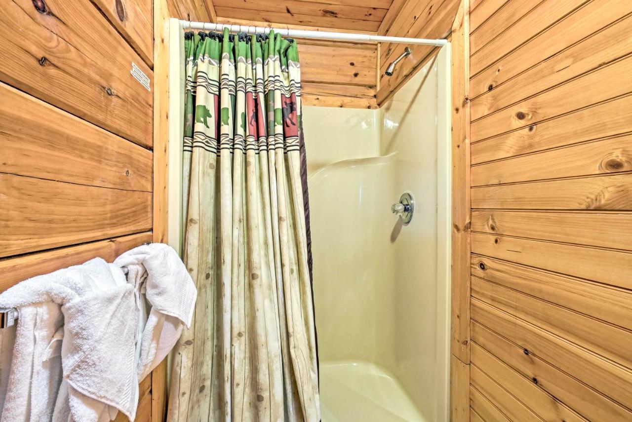 Grin N Bear It Cabin With Hot Tub And Fire Pit! พิเจนฟอร์จ ภายนอก รูปภาพ