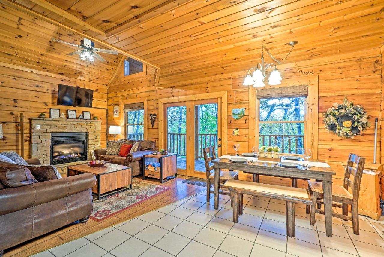 Grin N Bear It Cabin With Hot Tub And Fire Pit! พิเจนฟอร์จ ภายนอก รูปภาพ